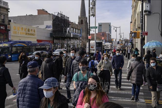 Người dân di chuyển trên đường phố tại New York, Mỹ. Ảnh tư liệu: AFP/TTXVN