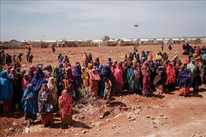 Người dân xếp hàng chờ được phát lương thực cứu trợ tại trại tị nạn ở Baidoa, Somalia, ngày 14/2/2022. Ảnh: AFP/TTXVN