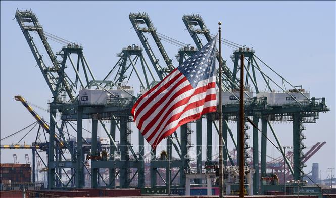 Hoạt động tại Cảng Long Beach, ở Los Angeles, Mỹ. Ảnh: AFP/TTXVN