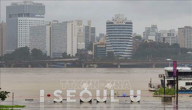 Nước sông Hàn ở Seoul tràn bờ do mưa lũ, ngày 9/8/2022. Ảnh: Kyodo/TTXVN