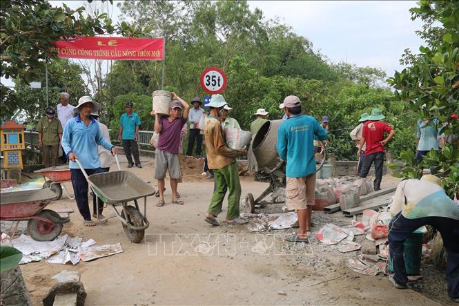 Nhân dân ấp 5, xã Mỹ Thành Nam, huyện Cai Lậy tham gia phát triển giao thông nông thôn. Ảnh tư liệu: Minh Trí/TTXVN