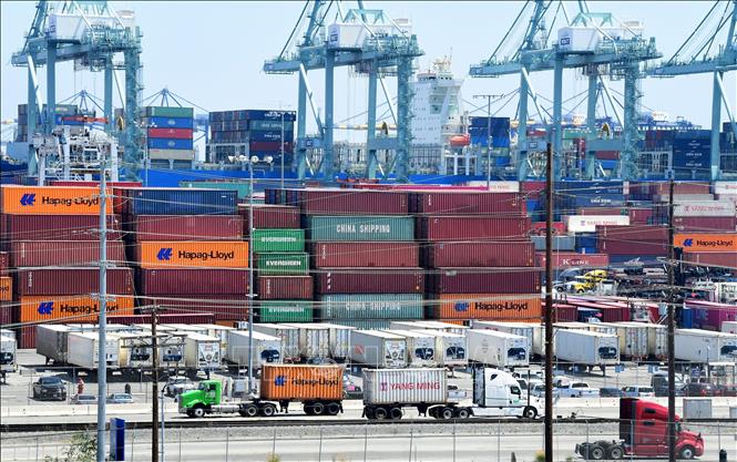 Container hàng hóa được xếp tại cảng Long Beach, California, Mỹ. Ảnh: AFP/TTXVN