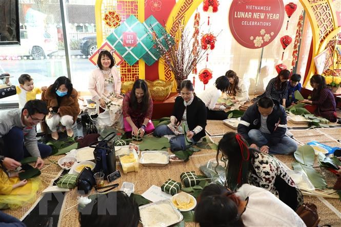 Người Việt tại Anh tham gia cuộc thi gói bánh chưng tại Lễ hội Tết Nguyên đán Nhâm Dần. (Ảnh: Đình Thư/TTXVN)