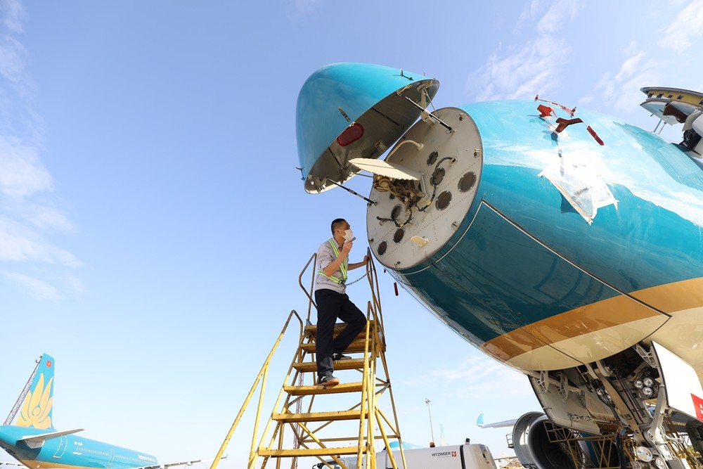 Nhân viên kỹ thuật VAECO đang sửa chữa, bảo dưỡng mũi máy bay Vietnam Airlines. (Ảnh: CTV/Vietnam+)