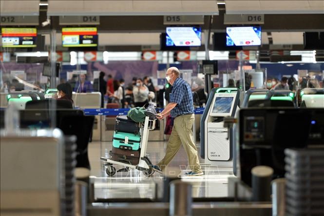Hành khách tại sân bay quốc tế Suvarnabhumi ở Bangkok, Thái Lan. (Ảnh: THX/TTXVN)