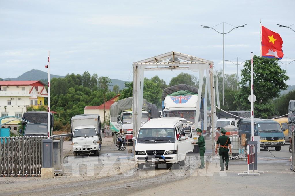 Các phương tiện chở hàng hóa nhập khẩu làm thủ tục tại khu vực của khẩu quốc tế Tịnh Biên (An Giang). (Ảnh: Công Mạo: TTXVN)