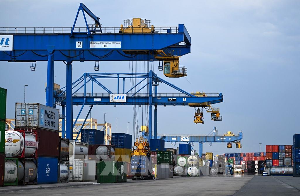 Bốc dỡ container hàng hóa tại cảng ở Duisburg, Đức. (Ảnh: AFP/TTXVN)