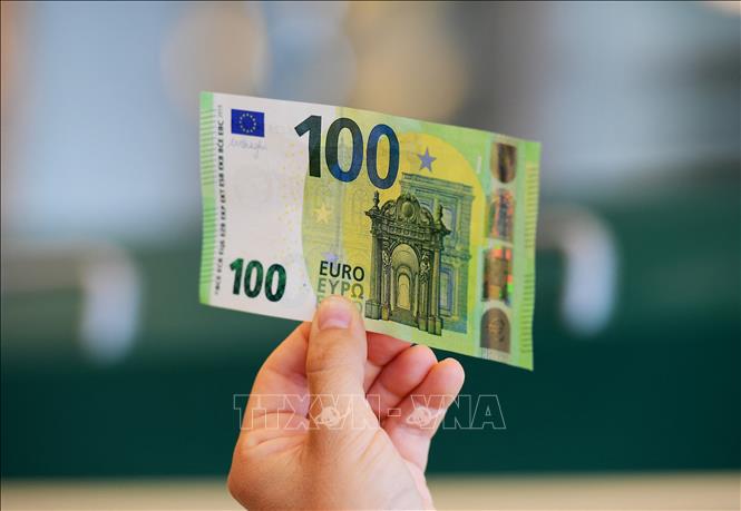 Đồng tiền mệnh giá 100 euro tại Rome, Italy. (Ảnh: AFP/TTXVN)