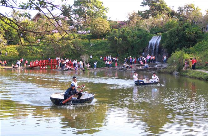 Đua thuyền thúng trong lòng hồ Khu du lịch cộng đồng Ko Tam.  (Ảnh minh hoạ: TTXVN)