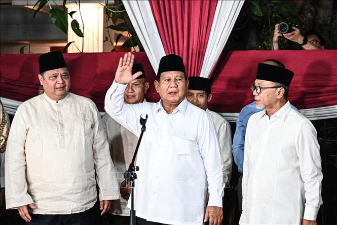 Ông Prabowo Subianto (giữa) phát biểu trước báo giới và những người ủng hộ, sau khi kết quả kiểm phiếu chính thức cuối cùng của cuộc bầu cử Tổng thống Indonesia được công bố tại Jakarta, tối 20/3/2024. (Ảnh tư liệu: THX/TTXVN)