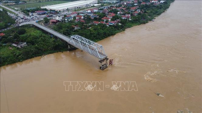 Việc đầu tư xây dựng cầu Phong Châu mới nhằm thay thế cầu cũ bị sập. (Ảnh: Tạ Toàn/TTXVN)