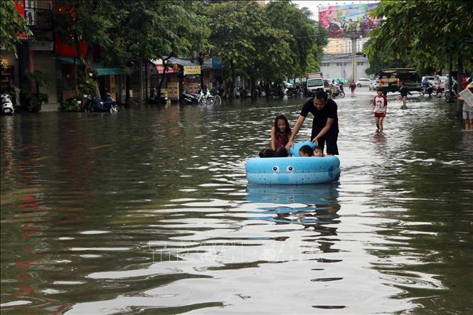 Nước lũ gây ngập trên đường Dương Văn An, phường Xuân Phú, thành phố Huế, ngày 25/11. (Ảnh: Đỗ Trưởng/TTXVN)