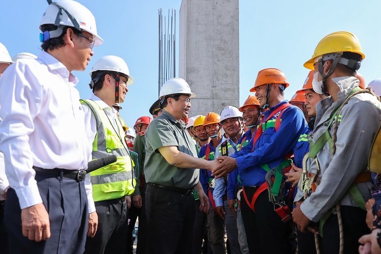 Ngày 12/2/2024 (tức mùng 3 Tết Giáp Thìn), Thủ tướng Chính phủ Phạm Minh Chính đã đi kiểm tra, động viên người lao động làm việc xuyên Tết tại công trình trọng điểm Dự án nhà Ga hành khách T3 Tân Sơn Nhất. (Ảnh: VGP/Nhật Bắc)