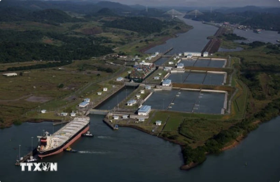 Tàu thuyền đi qua Kênh đào Panama ở Miraflores, Panama City, Panama. (Ảnh: Getty Images/TTXVN)