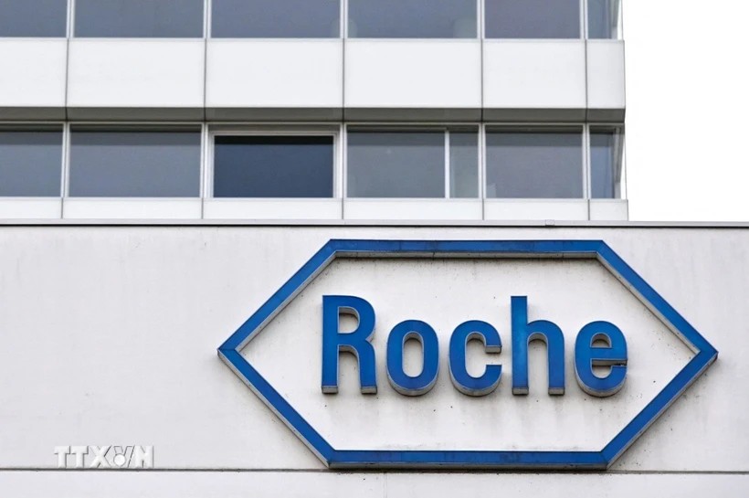 Biểu tượng của Hãng dược phẩm Roche tại trụ sở ở Basel, Thụy Sĩ. (Ảnh: AFP/TTXVN)