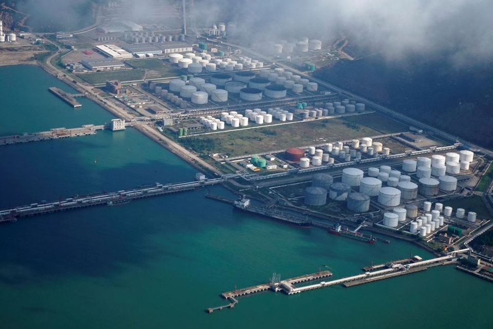 Các bồn chứa dầu và khí đốt tại kho dầu ở Chu Hải, Trung Quốc. (Ảnh: Reuters)