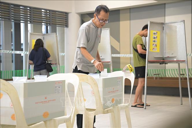 Cử tri Singapore bỏ phiếu tổng tuyển cử tại Woodleigh, ngày 3/5/2025. (Ảnh: THX/TTXVN)
