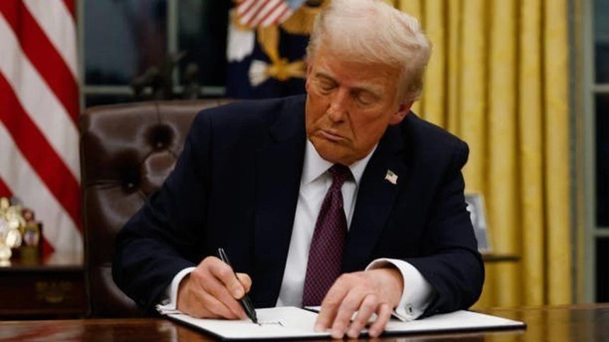 Tổng thống Mỹ Donald Trump ký sắc lệnh tại Nhà Trắng, Washington, DC. (Ảnh: Getty Images/TTXVN)