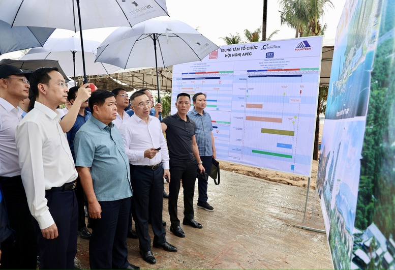 Phó Thủ tướng Nguyễn Chí Dũng khảo sát hiện trường Dự án Trung tâm Hội nghị APEC.