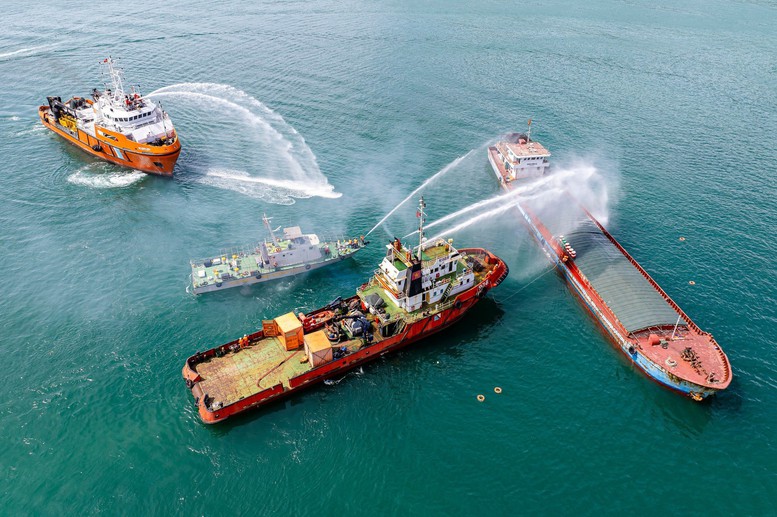 Các lực lượng chức năng diễn tập ứng phó với sự cố tràn dầu quy mô lớn tại khu vực cảng Chân Mây, Thành phố Huế.