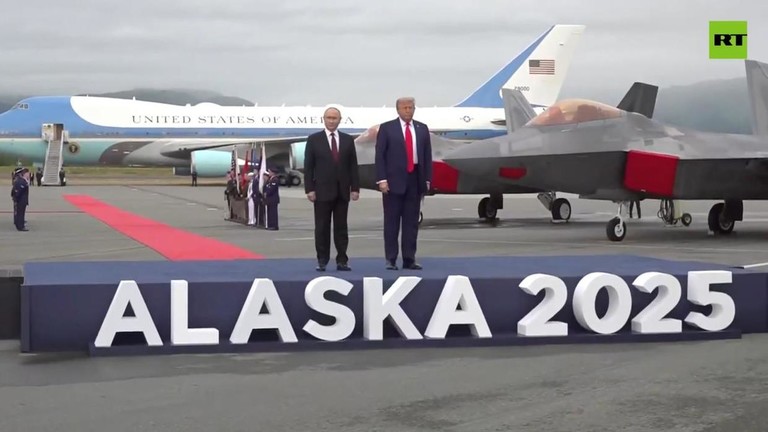 Tổng thống Nga Vladimir Putin và Tổng thống Mỹ Donald Trump tại Alaska, Mỹ. (Ảnh: RT)