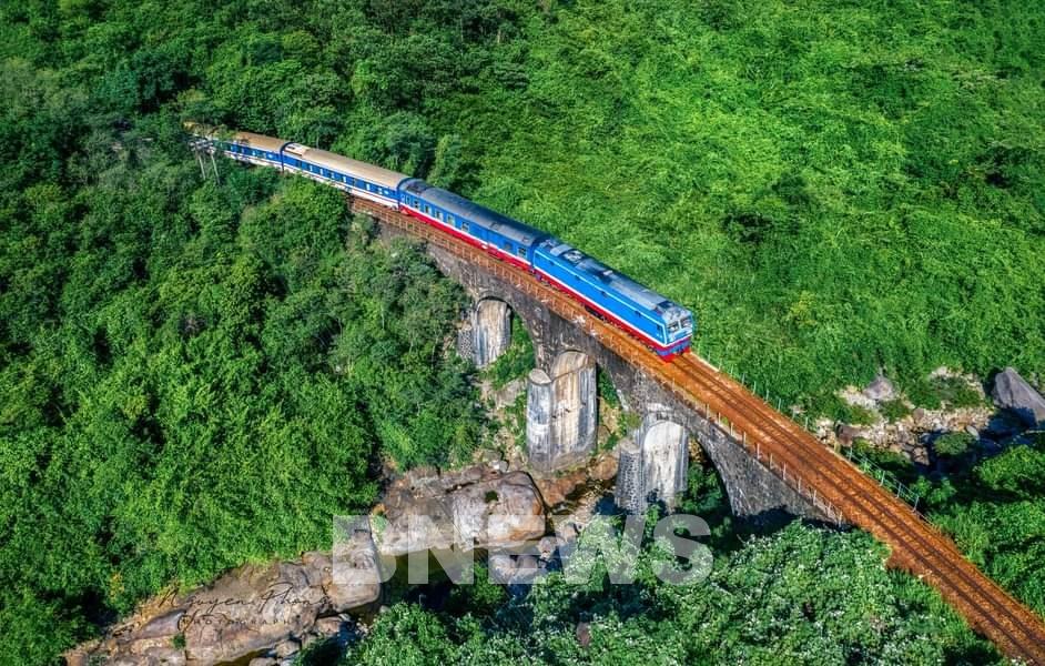 Một đoạn trên tuyến đường sắt Bắc - Nam. (Ảnh: BNEWS)
