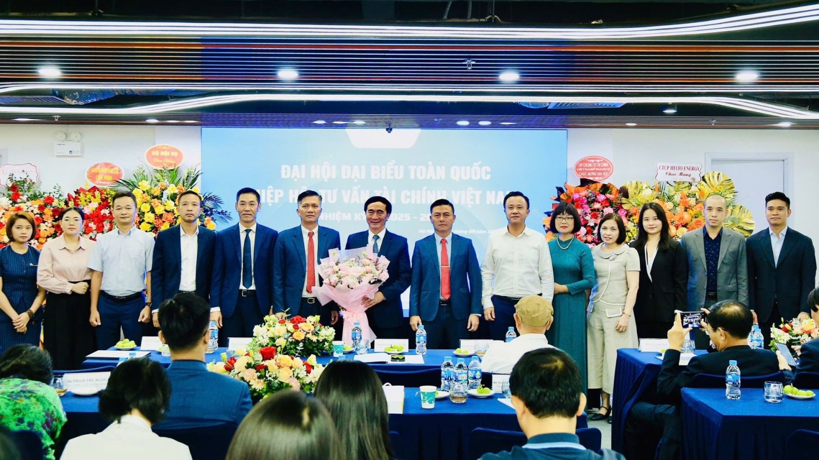 Ban Chấp hành Hiệp hội Tư vấn tài chính Việt Nam nhiệm kỳ II ra mắt Đại hội. 