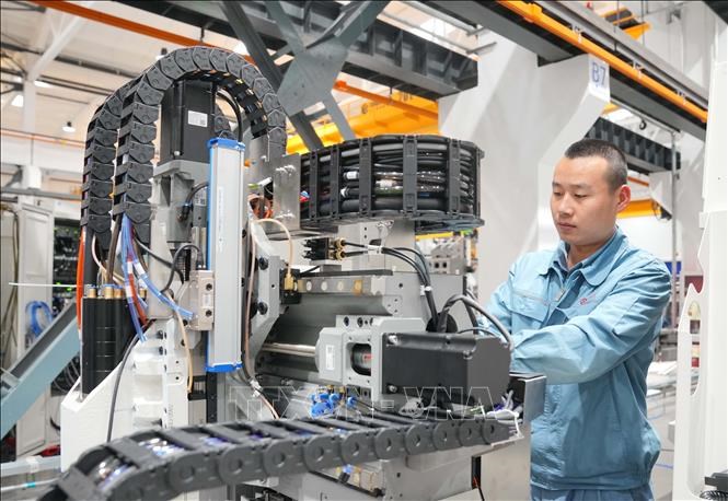 Bên trong nhà máy sản xuất máy móc tại Trung Quốc. (Ảnh: THX/TTXVN)