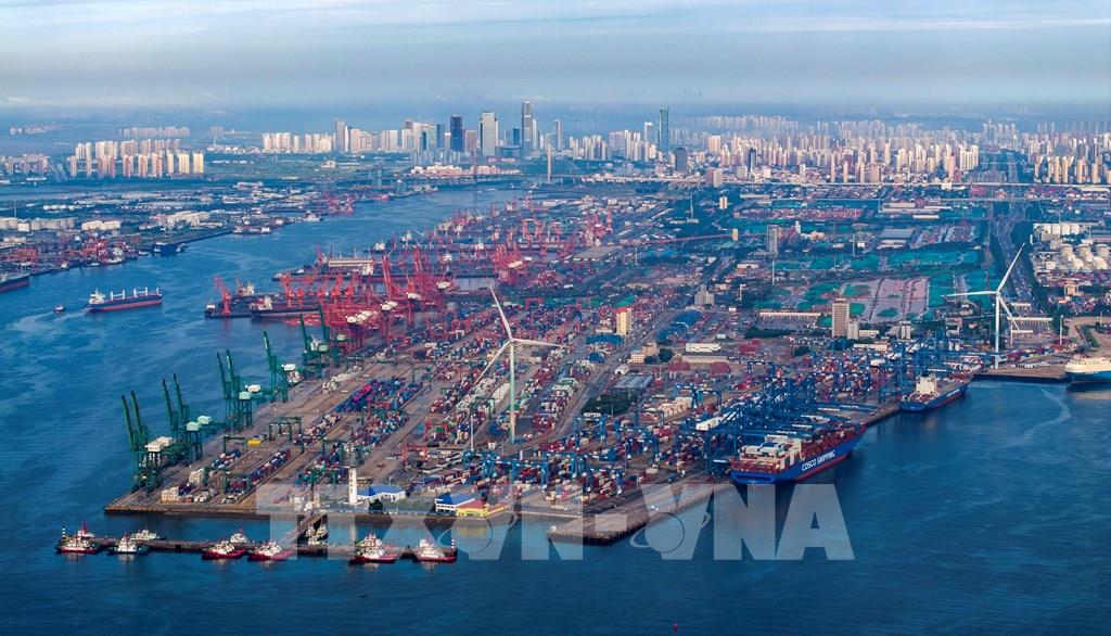 Quang cảnh cảng hàng hóa tại Thiên Tân, Trung Quốc. (Ảnh: THX/TTXVN)
