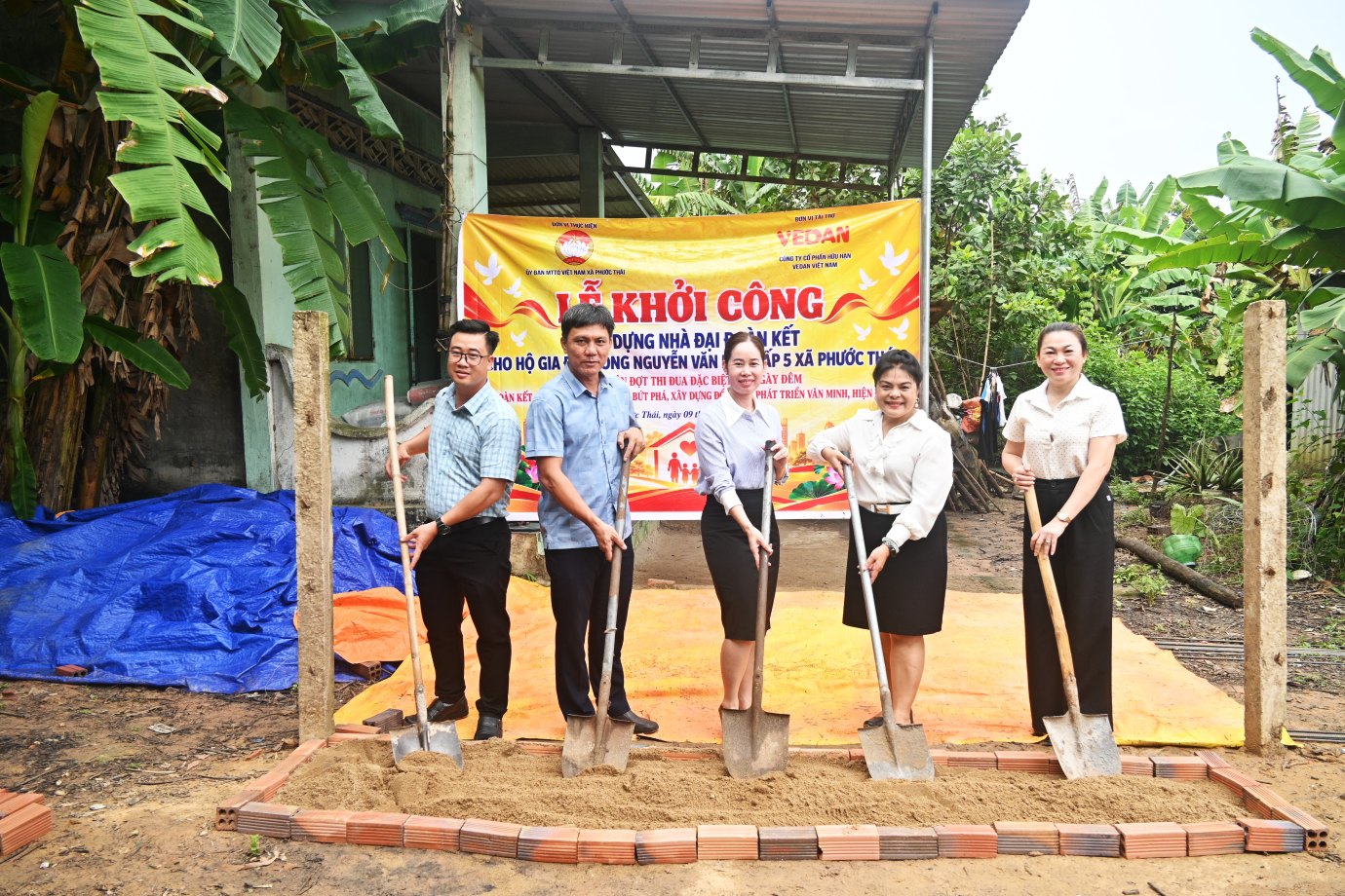 B&agrave; Nguyễn Thu Thủy, Ph&oacute; Gi&aacute;m đốc Đối ngoại Vedan Việt Nam (&aacute;o trắng) trao tặng nh&agrave; Đại đo&agrave;n kết cho gia đ&igrave;nh &ocirc;ng Nguyễn Văn H&ograve;a.jpg