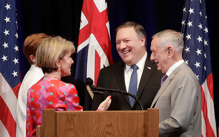 Mike Pompeo và ông Jim Mattis, Bộ trưởng Bộ Quốc phòng Mỹ trao đổi với bà Julie Bishop và Bộ trưởng Bộ Quốc phòng Australia Marise Payne