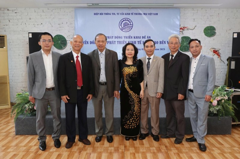 Tổ triển khai đề án của hiệp hội chụp ảnh kỷ niệm tại lễ phát động