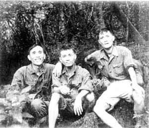 Nhà báo - liệt sĩ Lê Đình Dư (ngoài cùng bên phải) cùng các đồng nghiệp tại chiến trường Vĩnh Linh, Quảng Trị (Ảnh tư liệu - Internet)
