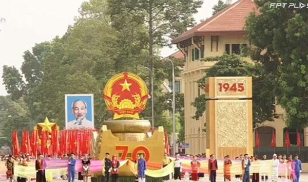 7h35 phút, Lễ diễu binh, diễu hành bắt đầu. Đi đầu đoàn diễu hành là Quốc huy Nước Cộng hòa Xã hội Chủ nghĩa Việt Nam đặt trên nền Trống đồng 