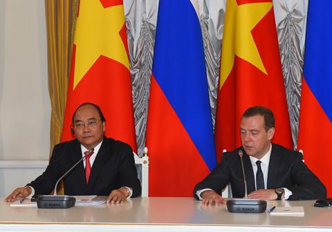 Thủ tướng Nguyễn Xuân Phúc trong buổi họp báo với Thủ tướng Nga Medvedev