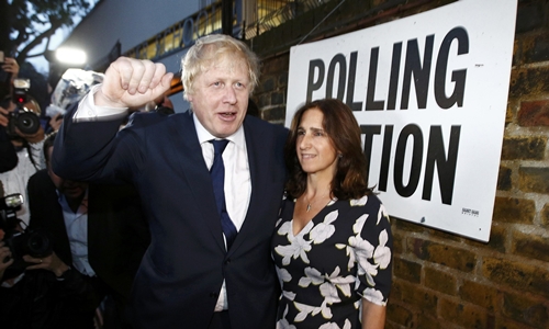 Cựu thị trưởng London Boris Johnson, ủng hộ rời khỏi EU, cùng vợ tại một điểm bỏ phiếu ở bắc London. Ảnh: Reuters/VnExpress