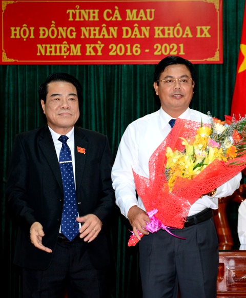 Bí thư Tỉnh ủy Cà Mau Dương Thanh Bình (bên trái) tặng hoa chúc mừng Chủ tịch UBND tỉnh Nguyễn Tiến Hải tái cử