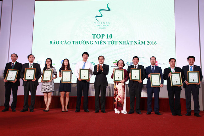 Ông Trần Đắc Sinh, Chủ tịch HOSE trao giải cho Top 10 doanh nghiệp có BCTN tốt nhất 2016
