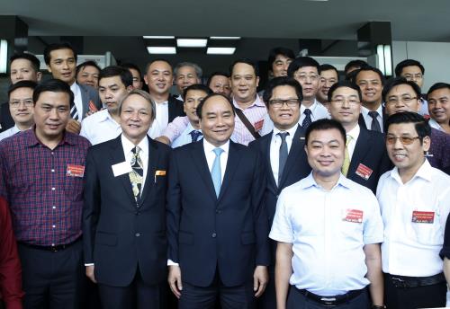 Thủ tướng Nguyễn Xuân Phúc với các đại biểu doanh nhân dự Hội nghị Doanh nghiệp Việt Nam năm 2016 với chủ đề 