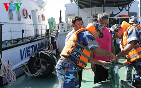 Cảnh sát biển 4 kiểm tra tàu TAKUZAN 111 có hành vi buôn lậu dầu trên biển