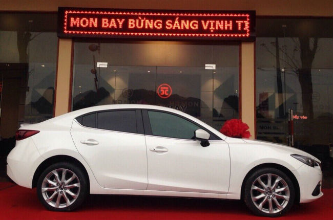 Xe Mazda 3 đời mới nhất đã được chủ đầu tư nhập về và trưng bày tại văn phòng giao dịch Dự án Mon Bay – Đường Trần Quốc Nghiễn, Thành phố Hạ Long, Quảng Ninh