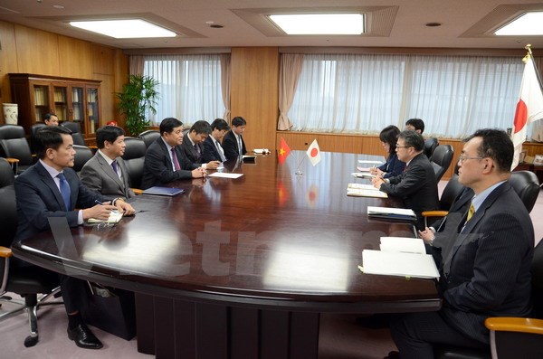 Bộ trưởng Bộ Kế hoạch và Đầu Tư Nguyễn Chí Dũng hội đàm với Bộ trưởng kinh tế, Thương mại và Công nghiệp Nhật Bản Seko Hiroshige. (Ảnh: Gia Quân/Vietnam+)