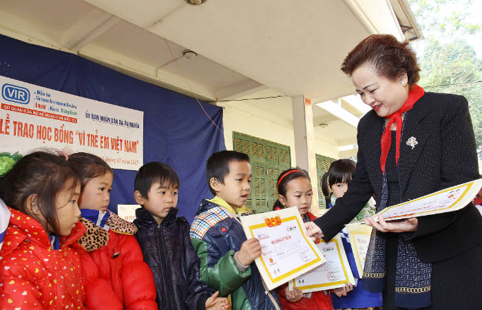 Bà Nguyễn Thị Nga, Chủ tịch Tập đoàn BRG và ngân hàng Đông Nam Á (SeABank) trao học bổng cho các em học sinh nghèo vượt khó tỉnh Hòa Bình