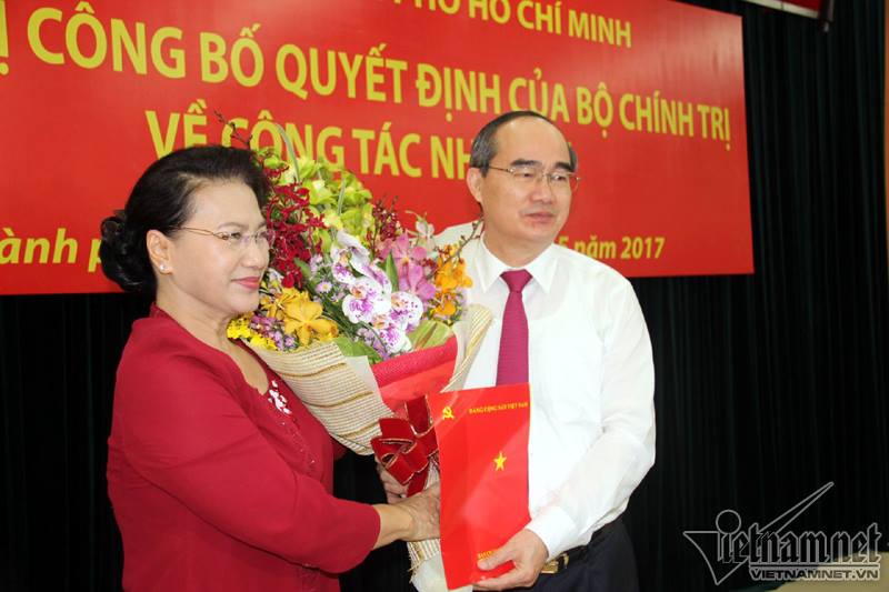 Bà Nguyễn Thị Kim Ngân, ủy viên Bộ Chính trị, Chủ tịch Quốc hội trao Quyết định và tặng hoa tân Bí thư Thành ủy TP.HCM cho ông Nguyễn Thiện Nhân