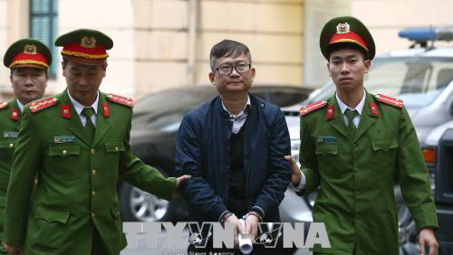 Bị cáo Đinh Mạnh Thắng bị dẫn giải tới tòa (Ảnh: TTXVN)