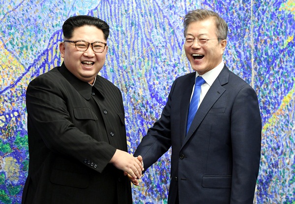 Hai lãnh đạo bắt tay trong Nhà Hòa bình, nơi diễn ra hội nghị thượng đỉnh. Ảnh: Reuters.
