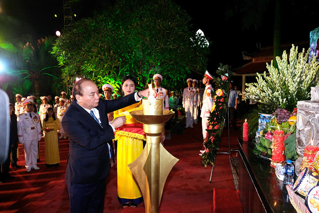 Thủ tướng Nguyễn Xuân Phúc thắp nến, dâng hương tại Nghĩa trang liệt sỹ Sơn Tây (Hà Nội)