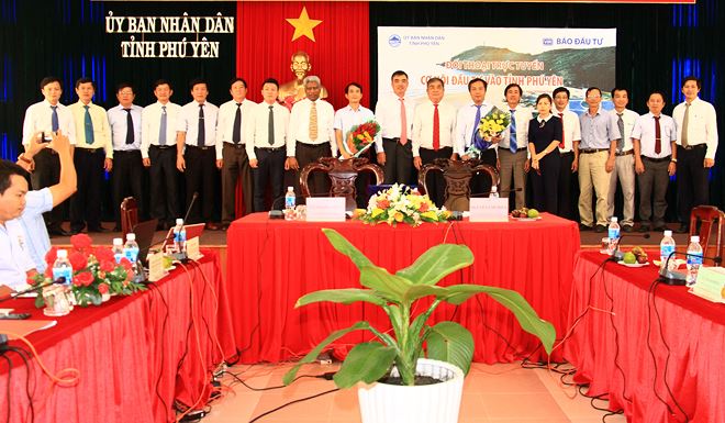 Phó chủ tịch thường trực UBNT tỉnh Phú Yên Nguyễn Chí Hiến, Ban Biên tập Báo Đầu tư chụp ảnh cùng các vị khách mời, doanh nghiệp dự buổi giao lưu