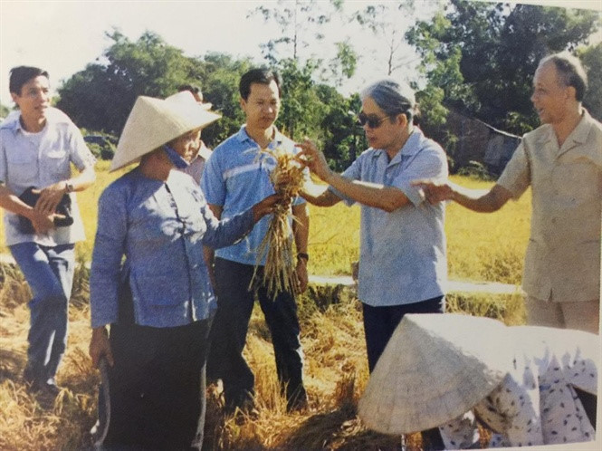 Đồng chí Đỗ Mười thăm người dân Phan Thiết thu hoạch lúa(Ảnh tư liệu)