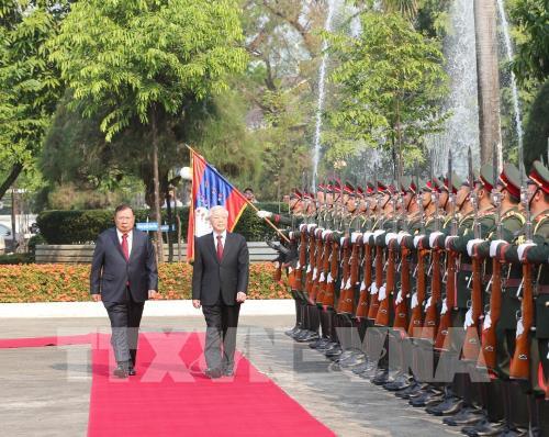 Tổng Bí thư, Chủ tịch nước Lào Bounnhang Vorachith và Tổng Bí thư, Chủ tịch nước   Nguyễn Phú Trọng duyệt đội danh dự Quân đội nhân dân Lào tại Lễ đón chính thức. Ảnh: Trí Dũng – TTXVN